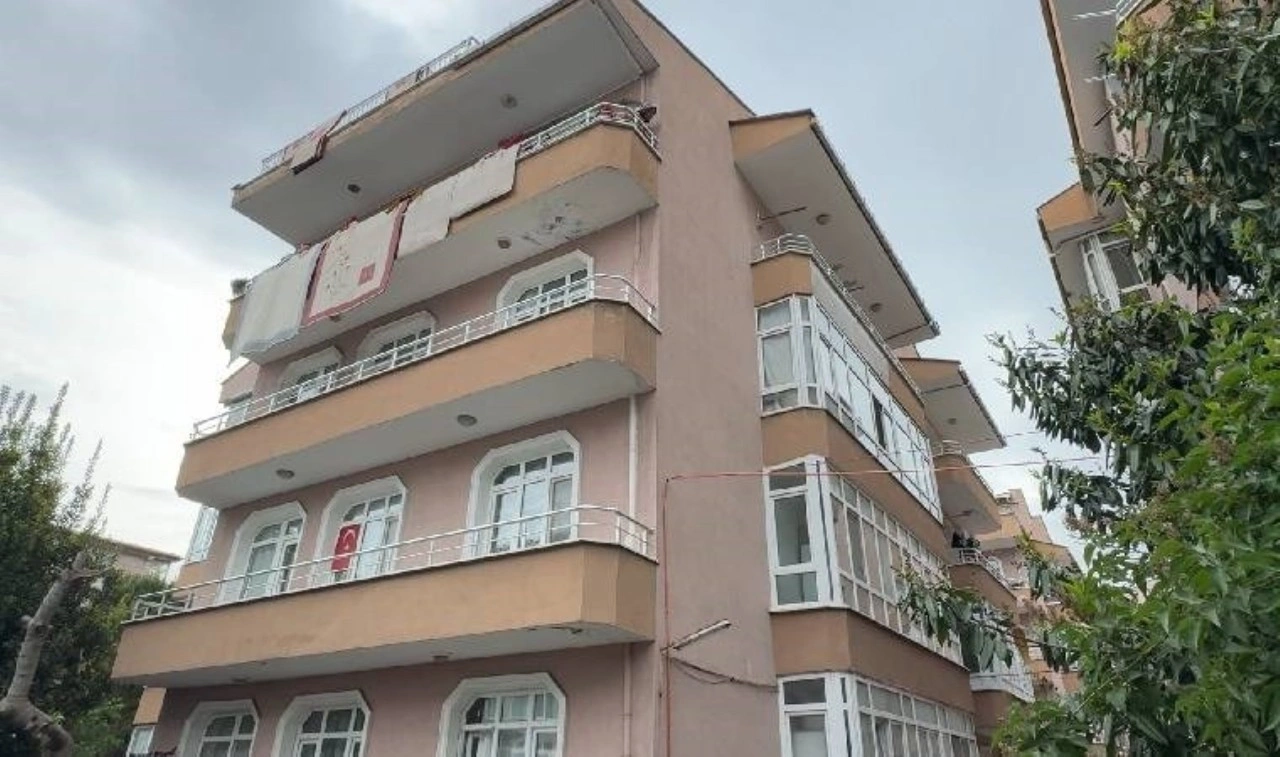 Avcılar'da 6.2'lik depremde çatlaklar oluşan bina tahliye edildi!