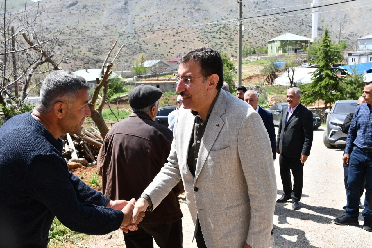 Bakan Tüfenkci Doğanşehir’de Vatandaşlarla Birebir Görüştü, Sorunlar İçin Hızlı Müdahale