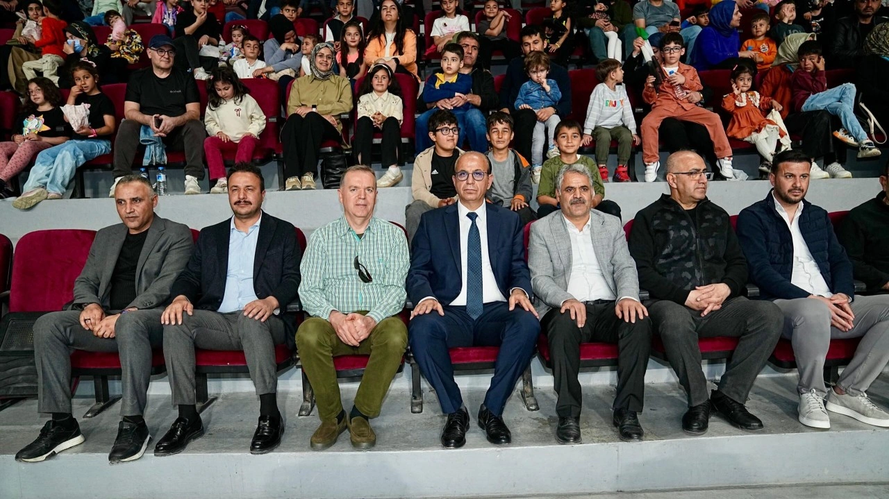 Cambaz Mithat ‘Yetenek Sirkiniz’ Gösterisi Renkli ve Heyecanlı Anlara Sahne Oldu