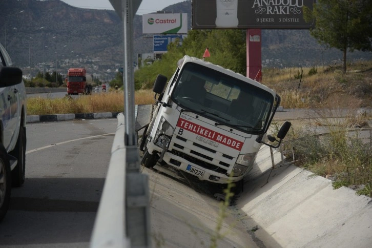 Girne-Lefkoşa anayolunda boş tüp yüklü kamyonet devrildi…Sürücü yaralandı