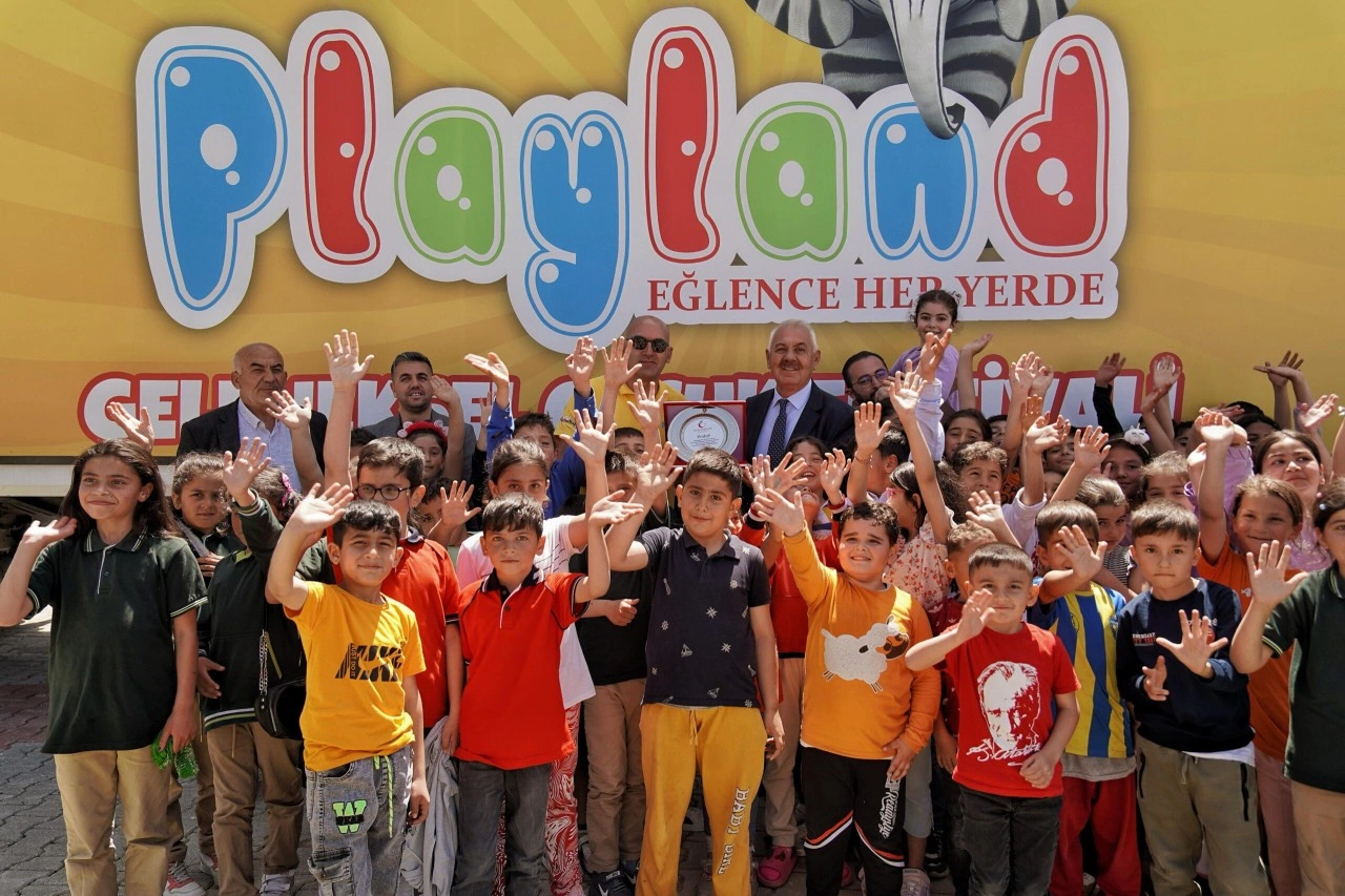 Playland Eğlence Tırı Doğanşehir'de çocukları sevindirdi