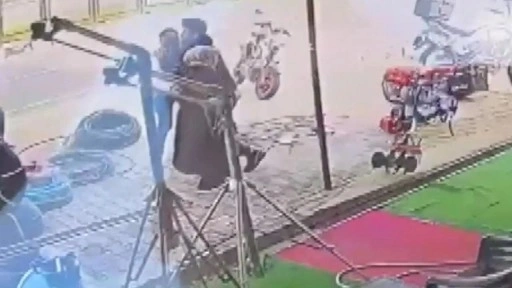 B&#x131;&#xE7;akl&#x131; sald&#x131;rgana m&#xFC;dahale edip kad&#x131;n&#x131; kurtard&#x131;!
