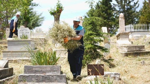 Battalgazi Belediyesi'nden Mezarlıklarda Bahar ve Bayram Temizliği
