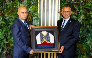 Çavuşoğlu, Azerbaycan Bilim ve Eğitim Bakanı Amrullayev ile görüştü