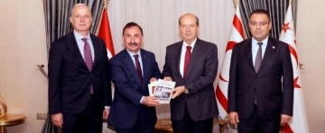 Emekli Albay Atilla Güler, Cumhurbaşkanı Tatar’a kitap takdim etti