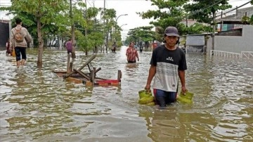Endonezya'da heyelan ve sel nedeniyle ölenlerin sayısı 58'e çıktı
