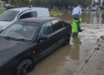 Gazimağusa'da sağanak nedeniyle yaşanan olumsuzluklara belediye müdahale ediyor