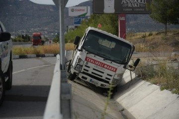 Girne-Lefkoşa anayolunda boş tüp yüklü kamyonet devrildi&#8230;Sürücü yaralandı