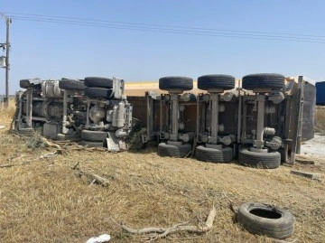 Lefkoşa-Gazimağusa yolunda kamyon devrildi..1 yaralı