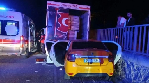 Sakarya'da feci kaza... Taksi, önündeki kamyonete çarptı: Ölü ve yaralı var!