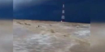 Umman'daki şiddetli yağışlar çöl bölgesini göle çevirdi